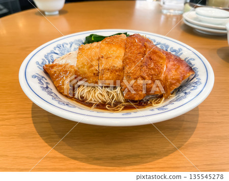 炒麵配烤蒸雞。 炒麵配烤蒸雞。 135545278
