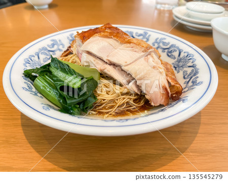 炒麵配烤蒸雞。 炒麵配烤蒸雞。 135545279
