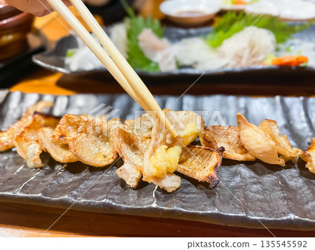 烤雞皮。肥美的烤雞皮。 135545592