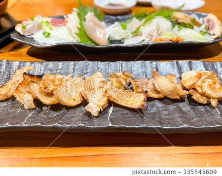 烤雞皮。肥美的烤雞皮。 135545609