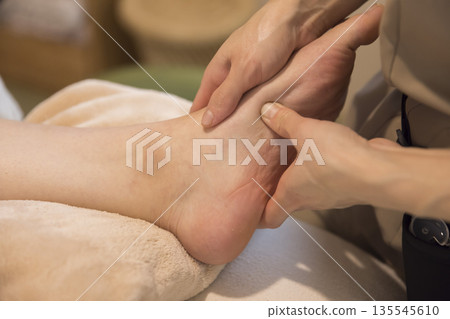 Beauty salon foot massage image Beauty salon foot massage image 135545610