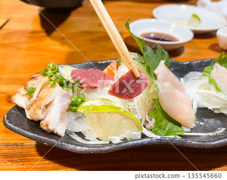 新鮮雞肉刺身。雞胗刺身特寫。 135545660