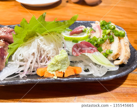 新鮮雞肉刺身，包括雞腿、雞心和雞胗。 135545665