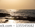 波浪照耀著夕陽 135545682