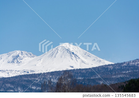 藍天白雲，大雪山第一座雪峰聳立眼前 135545683