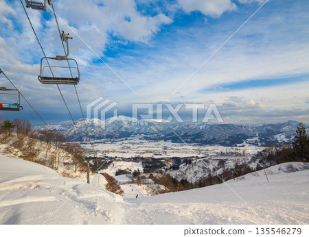 日落時分，滑雪場（新潟縣南魚沼上越國際滑雪場）的雪景和遠處白雪皚皚的山脈。 135546279
