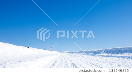北海道冬季道路上，藍天白雲與皚皚積雪交相輝映的簡單景象 135546825