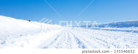 北海道冬季道路上，藍天白雲與皚皚積雪交相輝映的簡單景象 135546832