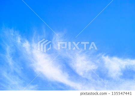 藍色的天空和雲圖像 135547441