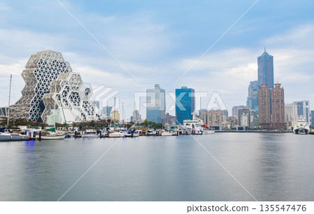 台灣高雄灣區晨景 台灣高雄灣區晨景 135547476