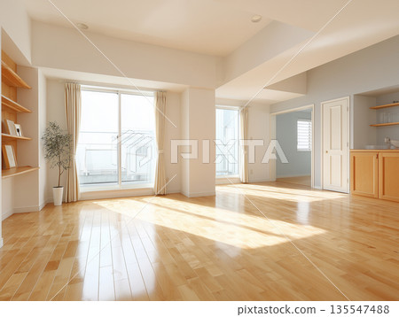 明亮的房間，鋪著漂亮的木地板。 135547488