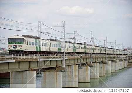 東海道本線茅崎～平塚 JR東日本185號A7列車（大宮） 舞子號 135547597