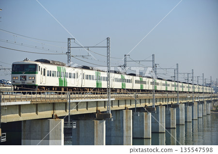 東海道本線茅崎～平塚 JR東日本185號A5列車（大宮） 舞子號 135547598