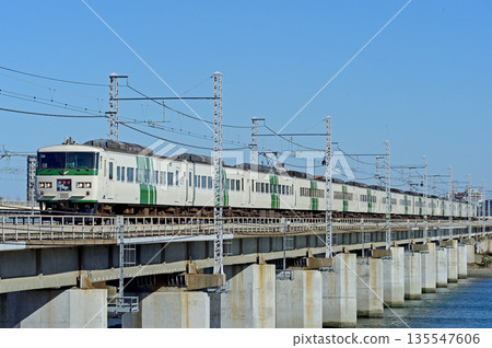 東海道本線茅崎～平塚 JR東日本185號A5列車（大宮） 舞子號 135547606