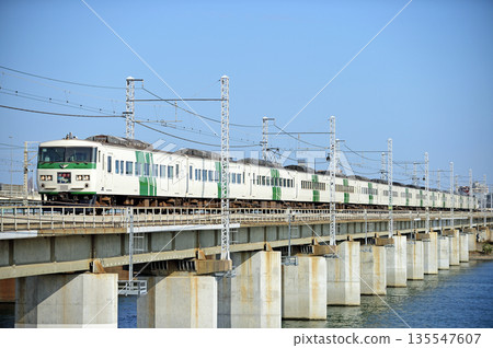 東海道本線茅崎平塚 JR 東日本 185 系列 A8 編隊（大宮）舞者 135547607