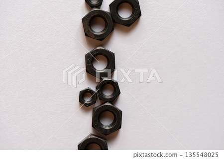 白色場景中放置了六角螺栓和螺母。 白色場景中放置了六角螺栓和螺母。 135548025