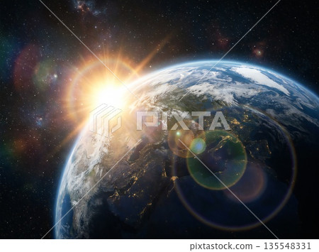 從太空看到的地球和冉冉升起的太陽 從太空看到的地球和冉冉升起的太陽 135548331
