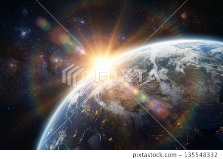 從太空看到的地球和冉冉升起的太陽,背景是美麗的星雲和星系。 從太空看到的地球和冉冉升起的太陽,背景是美麗的星雲和星系。 135548332