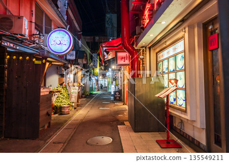 青森縣八戶市低町連街和八戶橫丁的景色 青森縣八戶市低町連街和八戶橫丁的景色 135549211