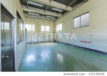 一處廢棄舊房的內部 135549598