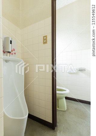 一處廢棄舊房的內部 135549612
