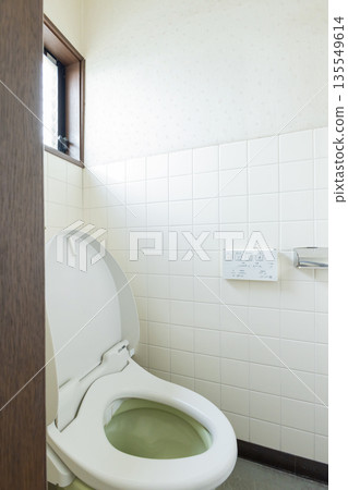 一處廢棄舊房的內部 135549614