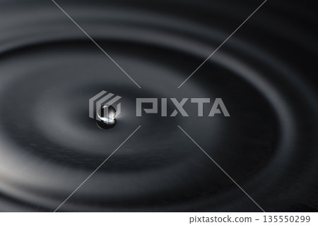 水滴落在水面上,泛起美麗的漣漪 水滴落在水面上,泛起美麗的漣漪 135550299