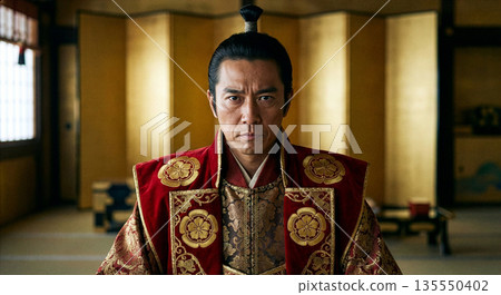 織田信長正面肖像，身著南蠻式服飾，領口粗糙，胸前繡有織田家紋飾。 135550402