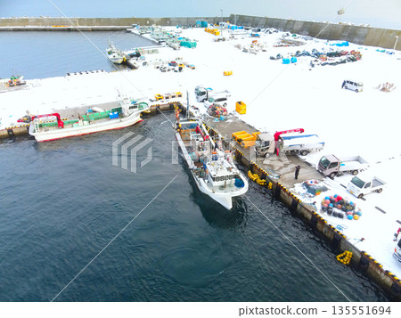 冬季北海道八雲町落部漁港漁船進出港的鳥瞰圖 135551694