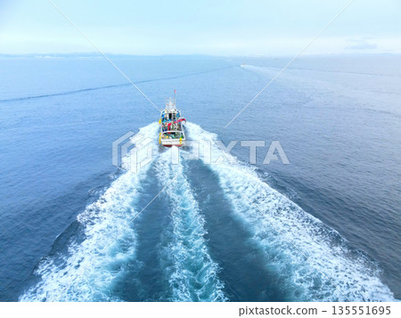 冬季北海道八雲町落部漁港漁船進出港的鳥瞰圖 冬季北海道八雲町落部漁港漁船進出港的鳥瞰圖 135551695