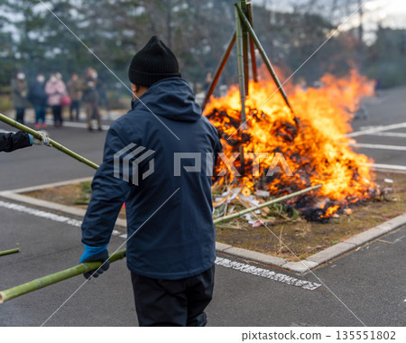 Traditional New Year's Event: Dondoyaki Ceremony 135551802