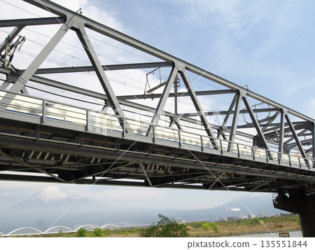 一列新幹線列車高速駛過鐵路橋 一列新幹線列車高速駛過鐵路橋 135551844