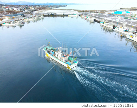 冬季北海道盛町砂原漁港漁船進出港口的空拍照片 135551881