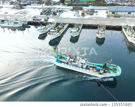 Aerial view of fishing boats entering and leaving the port at Sunahara Fishing Port in Morimachi, Hokkaido in winter Aerial view of fishing boats entering and leaving the port at Sunahara Fishing Port in Morimachi, Hokkaido in winter 135551883