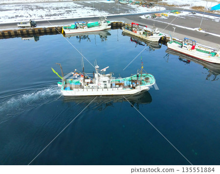 冬季北海道盛町砂原漁港漁船進出港口的空拍照片 冬季北海道盛町砂原漁港漁船進出港口的空拍照片 135551884