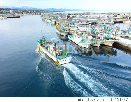 Aerial view of fishing boats entering and leaving the port at Sunahara Fishing Port in Morimachi, Hokkaido in winter Aerial view of fishing boats entering and leaving the port at Sunahara Fishing Port in Morimachi, Hokkaido in winter 135551887