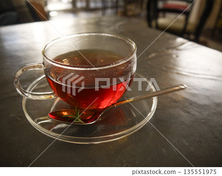 玻璃杯裡的茶 135551975