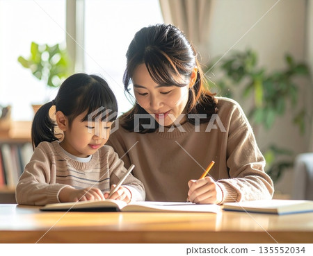 日本媽媽女兒在家一起學習 | 家庭學習與親子時光 135552034