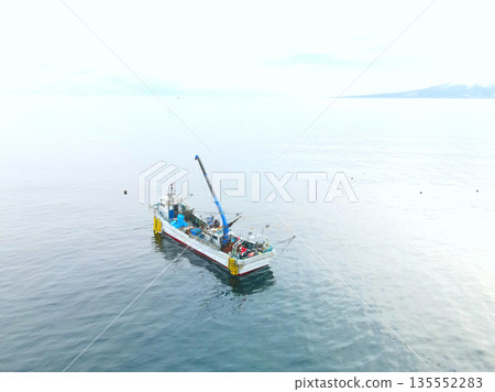 冬季北海道森町沿海,漁船進行固定網捕魚作業的鳥瞰圖 冬季北海道森町沿海,漁船進行固定網捕魚作業的鳥瞰圖 135552283