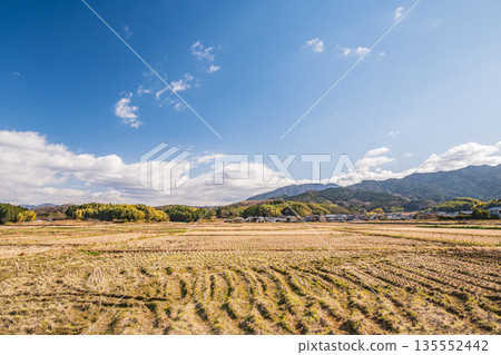 冬季的飛鳥村:奈良縣蕭瑟的鄉村景色 冬季的飛鳥村:奈良縣蕭瑟的鄉村景色 135552442