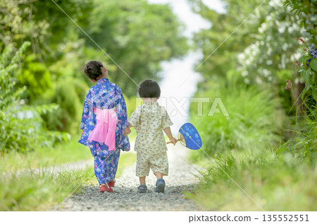兄妹倆穿著浴衣行走,背影 兄妹倆穿著浴衣行走,背影 135552551