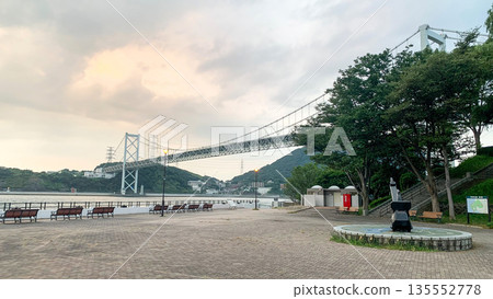 從關門海峽附近眺望美加里公園的傍晚景色 從關門海峽附近眺望美加里公園的傍晚景色 135552778