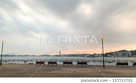 從關門海峽附近眺望美加里公園的傍晚景色 從關門海峽附近眺望美加里公園的傍晚景色 135552781