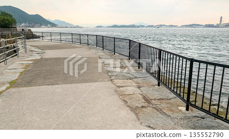 從關門海峽附近眺望美加里公園的傍晚景色 從關門海峽附近眺望美加里公園的傍晚景色 135552790