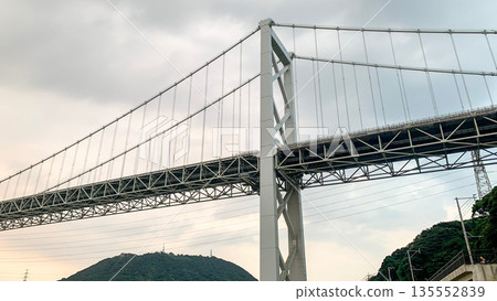 從下方看到的橫跨關門海峽的關門大橋 從下方看到的橫跨關門海峽的關門大橋 135552839