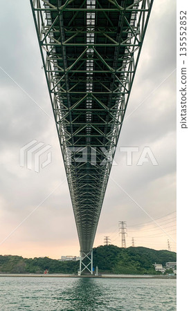從下方看到的橫跨關門海峽的關門大橋 從下方看到的橫跨關門海峽的關門大橋 135552852