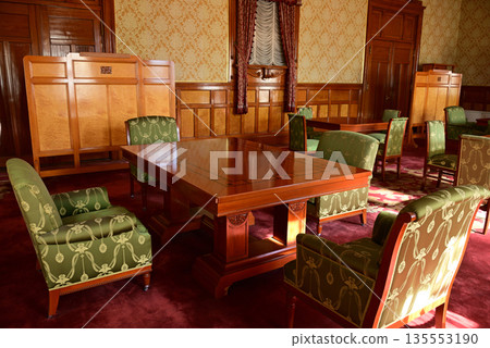 The luxurious interior and antique furniture of the restored conference room, which exudes the romance of the Taisho era [Nagoya City Municipal Archives] 1 135553190