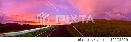 在川內峠的夕陽下駕車兜風 在川內峠的夕陽下駕車兜風 135553209