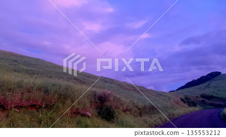 在川內峠的夕陽下駕車兜風 在川內峠的夕陽下駕車兜風 135553212