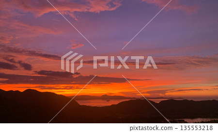 在川內峠的夕陽下駕車兜風 在川內峠的夕陽下駕車兜風 135553218